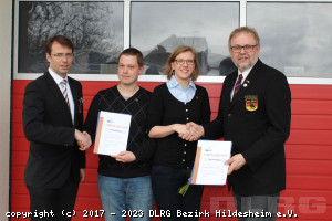 v.l. Vizepräsident des DLRG Landesverbandes Niedersachsen Steffen Warmbold, Technischer Leiter Einsatz Christoph Brauns, stellvertretende Jugendvorsitzende Sarah Leuninger (beide erhalten das Verdienstzeichen in Bronze) und Bezirksleiter Andreas Arlt
