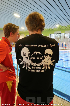 Das neu entworfene Logo auf den Bezirks T-Shirts