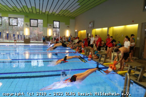 Start beim Schwimmen und Retten mit dem Gurtretter