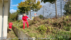 Einsatz an der Böschung neben dem Gebäude